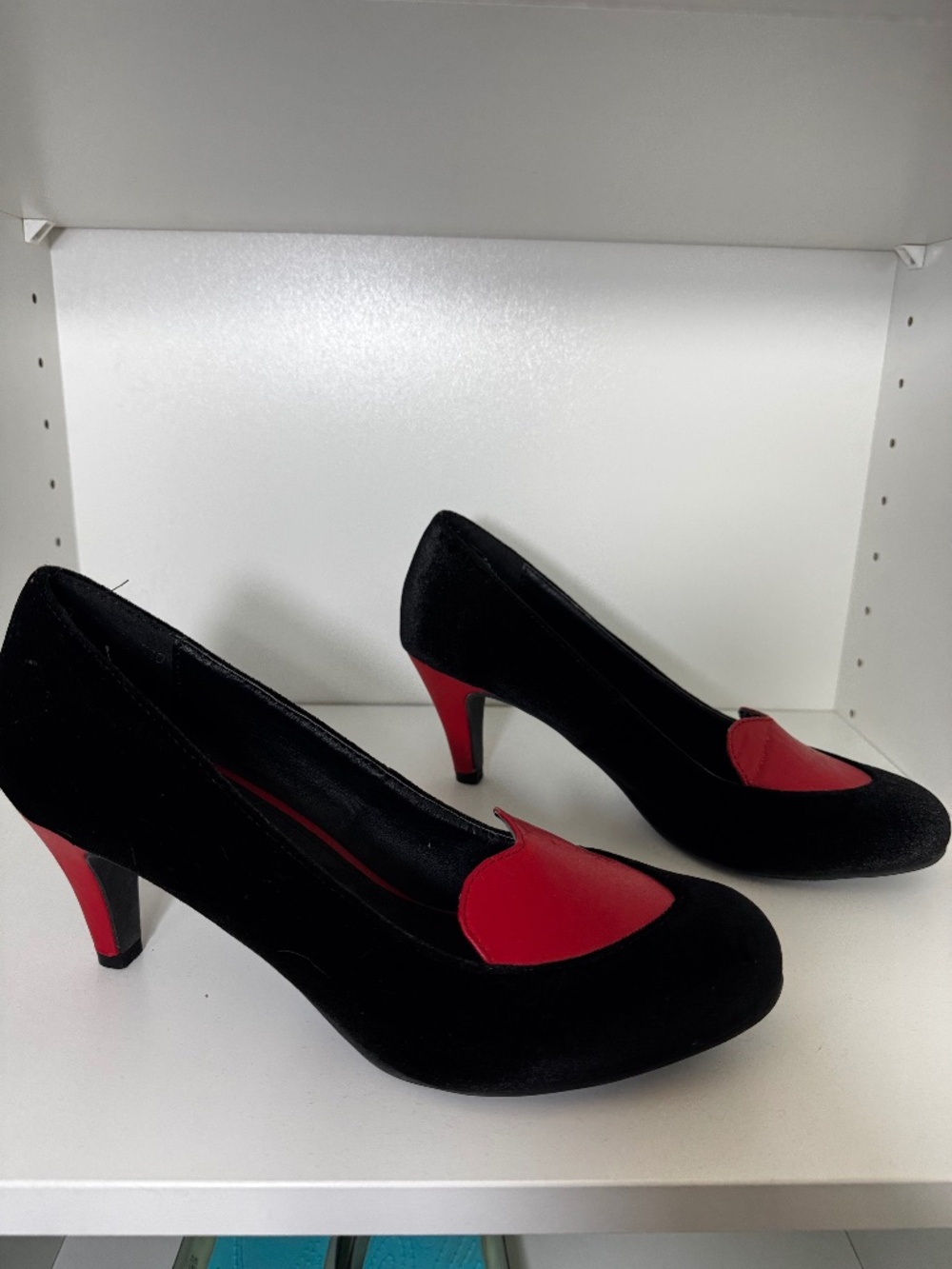 TUK rockabilly velvet heart heels